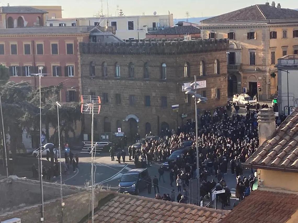 Cerveteri, in tanti all'ultimo saluto per Jacopo