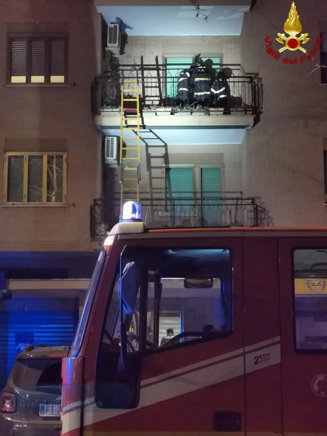 Urla in piena notte: donna soccorsa dai Vigili del fuoco