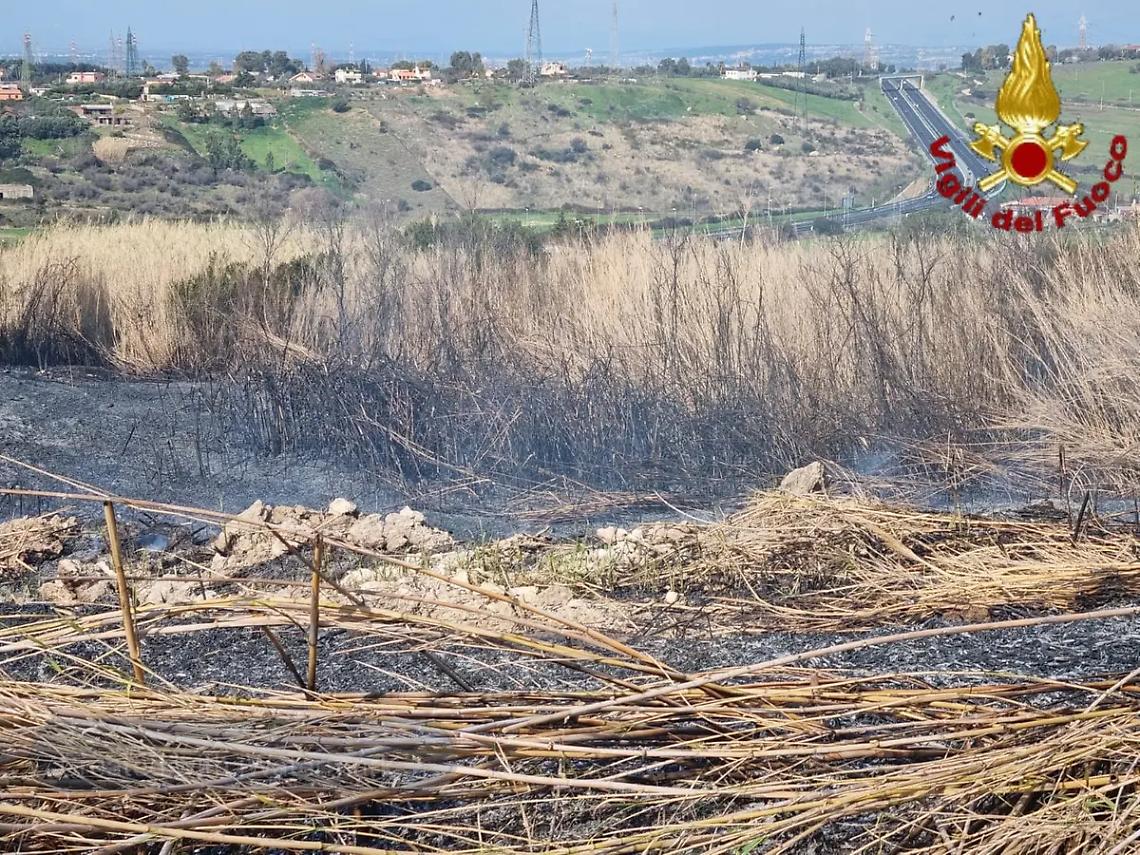 Vasto incendio a via Terme di Traiano