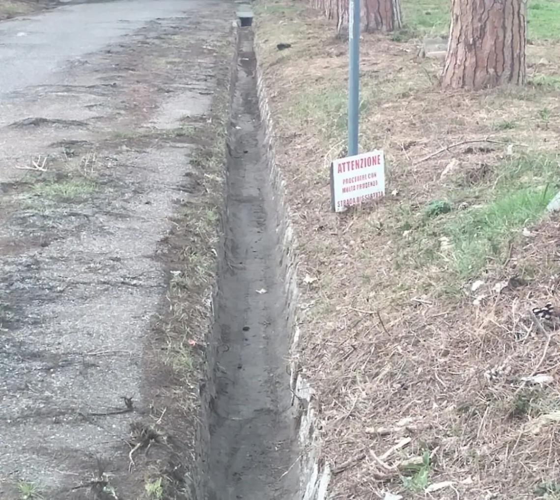 Borgata Aurelia, il pericolo a viale Perosi arriva dalle cunette pulite: fossi alti oltre 70 centimetri vicino alla scuola