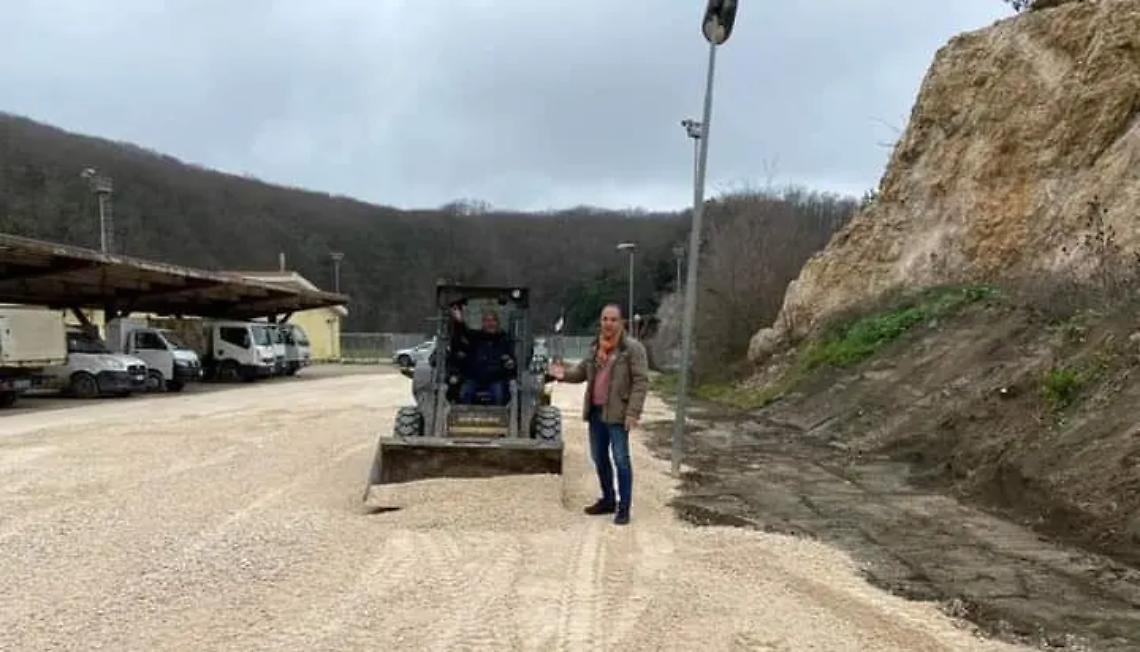 Iniziati i lavori di bonifica e manutenzione del piazzale antistante l&rsquo;isola ecologica