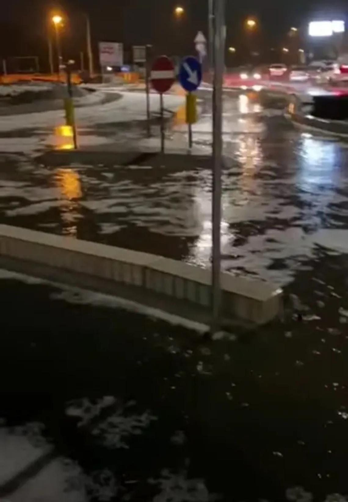 Cerveteri, la rotatoria in via Chirieletti si trasforma in una piscina a cielo aperto