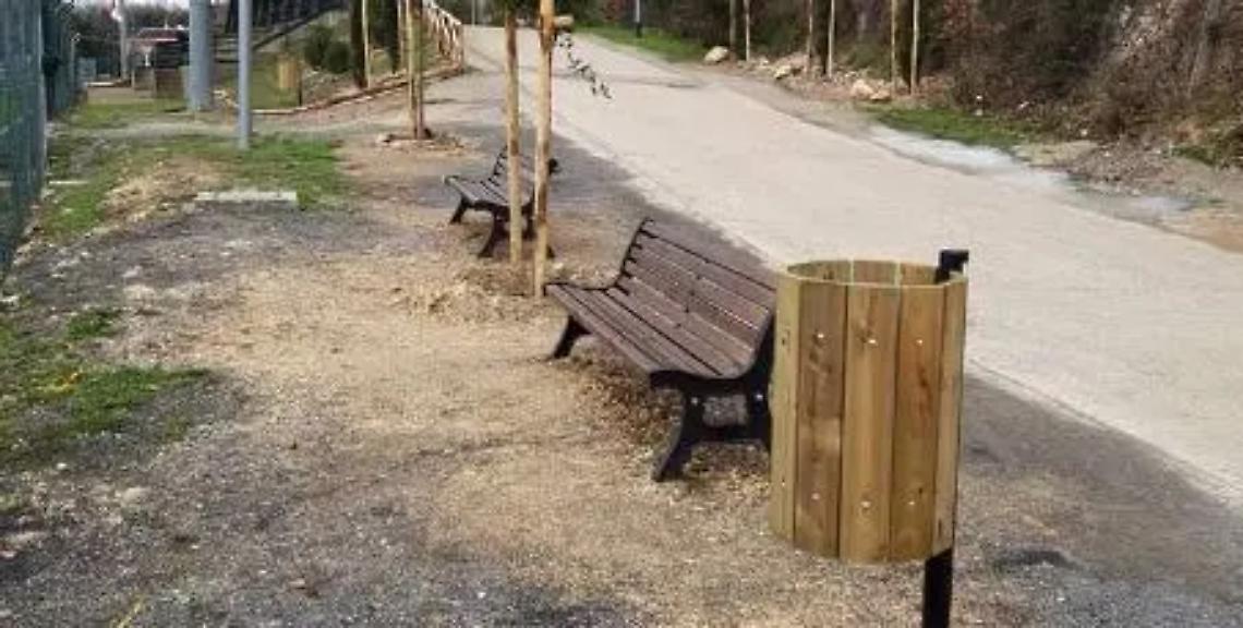 Alberi, panchine, secchi in legno e rastrelliere per l&rsquo;area adiacente al Palazzetto dello sport