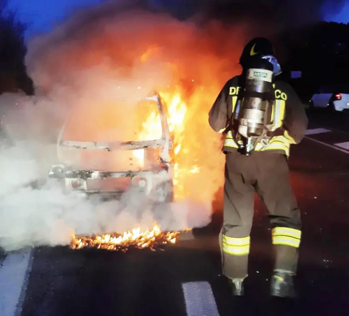 Auto in fiamme: Vigili del fuoco in azione in via Aurelia Sud