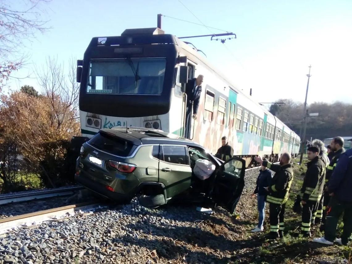 Vitorchiano: treno travolge un'auto, quattro feriti tra cui due bambini