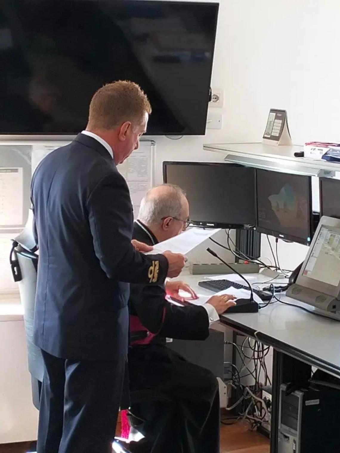 Il vescovo Ruzza benedice equipaggi ed operatori marittimi dalla sala operativa della Guardia Costiera