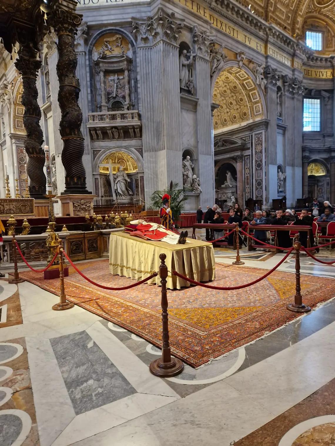 Tanti fedeli in fila per rendere omaggio alla salma di papa Benedetto XVI