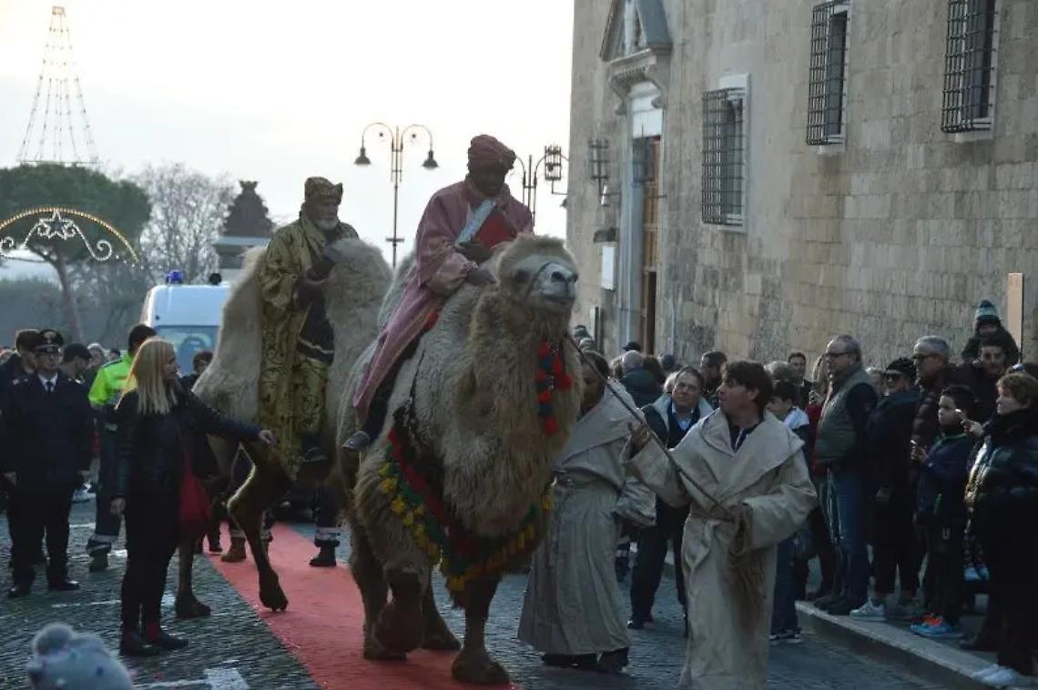 Per l&rsquo;Epifania i re magi a dorso di cammello arrivano al presepe vivente di Tarquinia