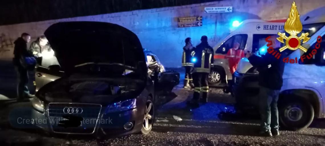 Scontro tra furgone e auto: un ferito estratto dalle lamiere