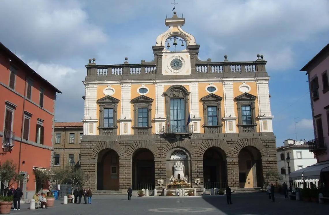 Bidoni della scuola in fiamme