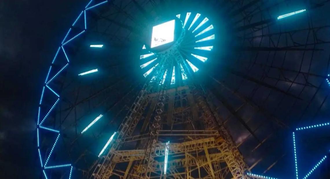 Piazza della vita, folla per la ruota panoramica