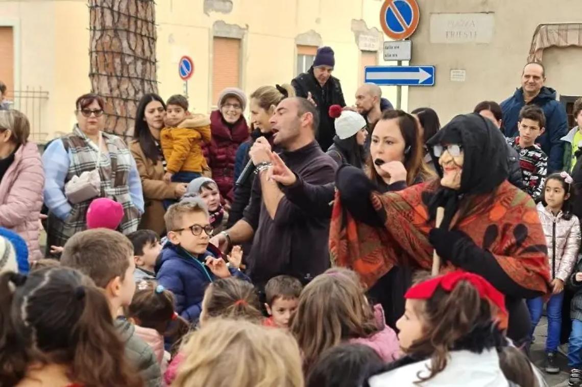 Santa Marinella, centinaia di bambini hanno atteso l&rsquo;arrivo della befana in piazza Trieste