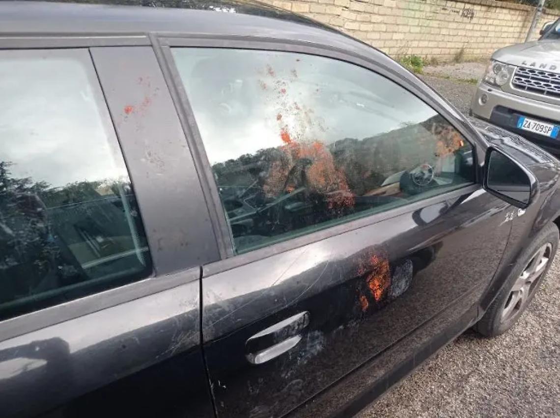 Banda di minorenni devasta un&rsquo;auto parcheggiata nel piazzale dei Partigiani