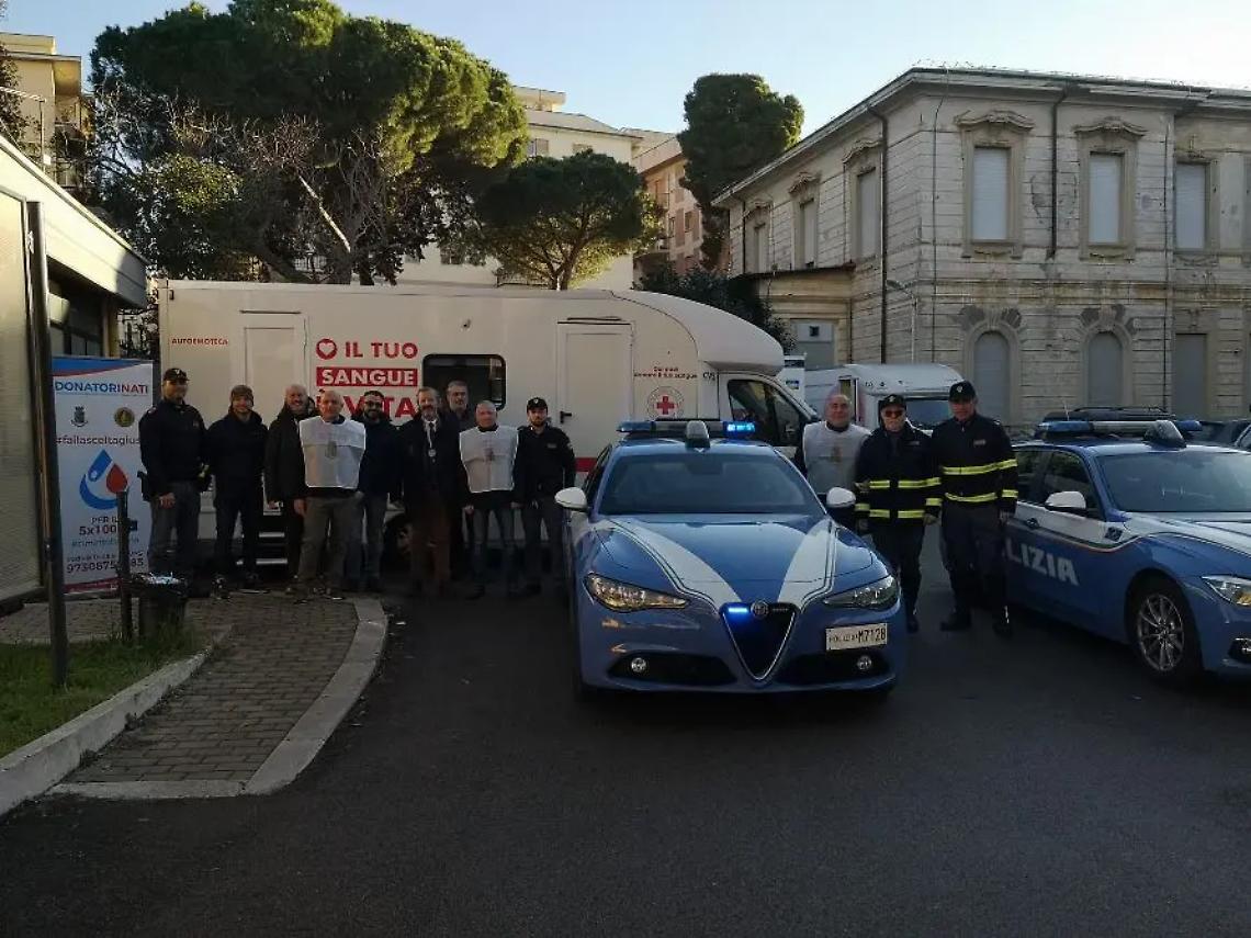 Tarquinia, anche i poliziotti donatori di sangue presso l'autoemoteca della Croce rossa