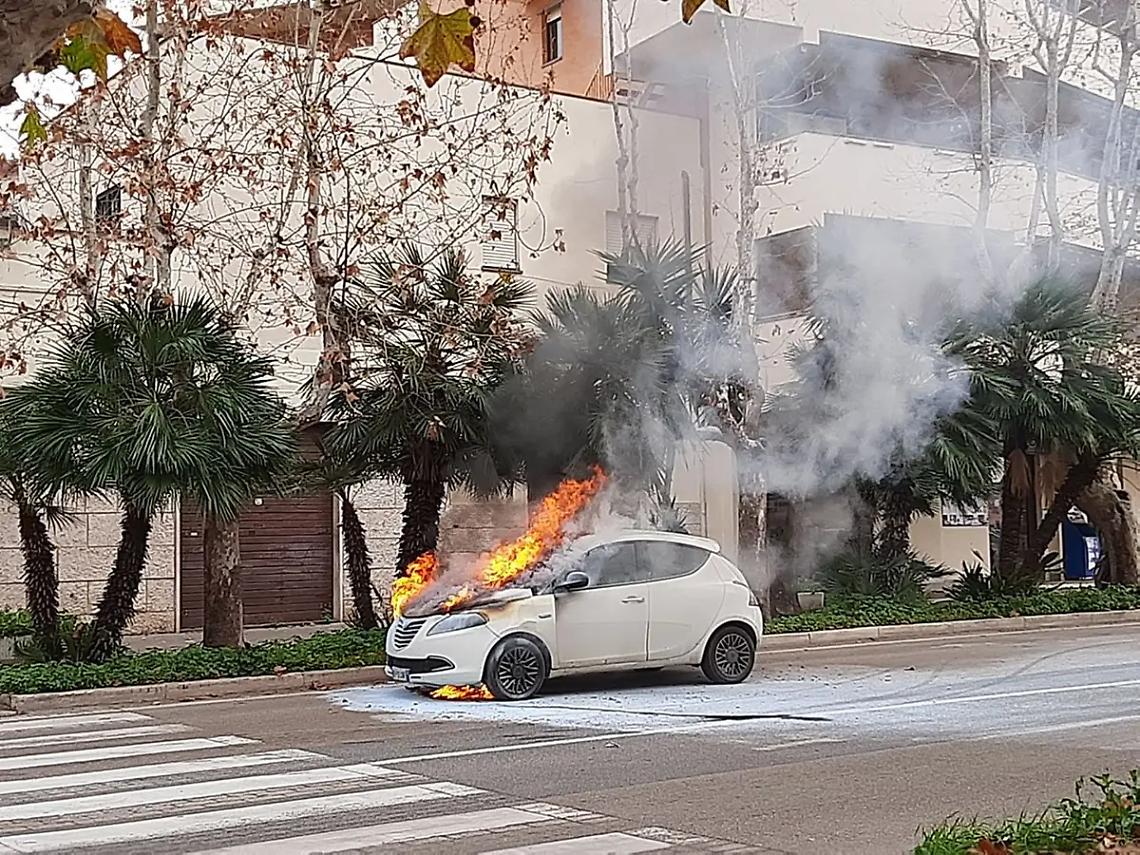 Auto in fiamme a viale Baccelli