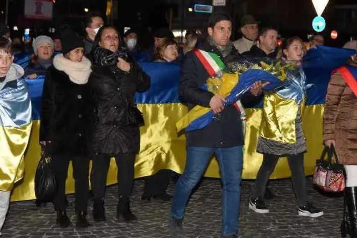 Una corona di fiori sull&rsquo;Altare della Patria