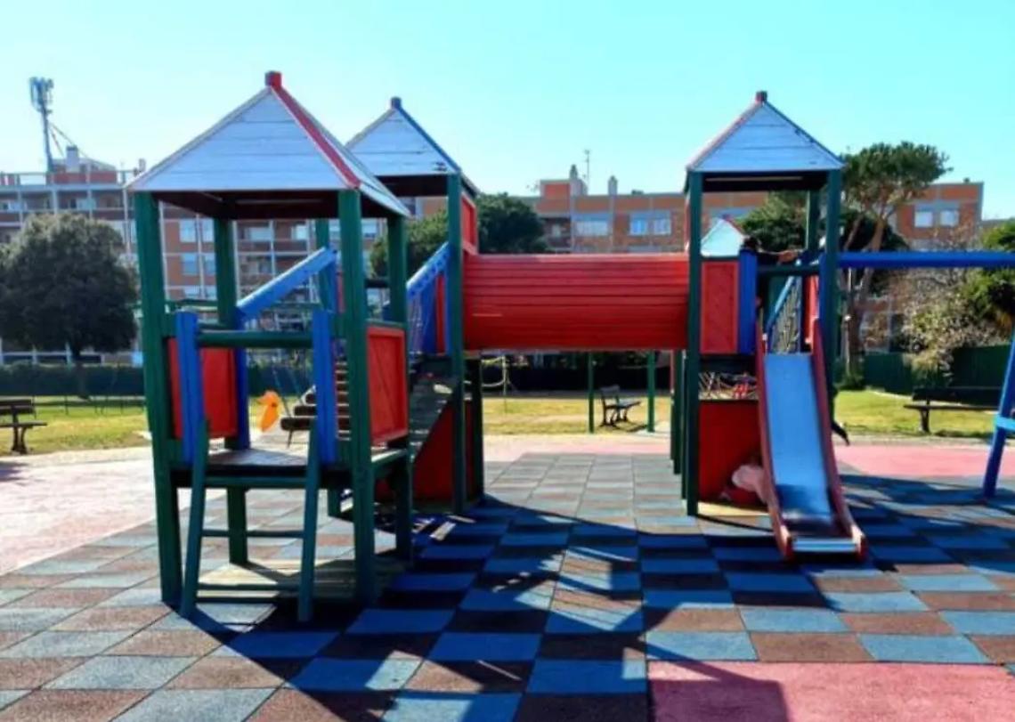 Ladispoli, furto al parco giochi: sparisce il monopattino di un bimbo