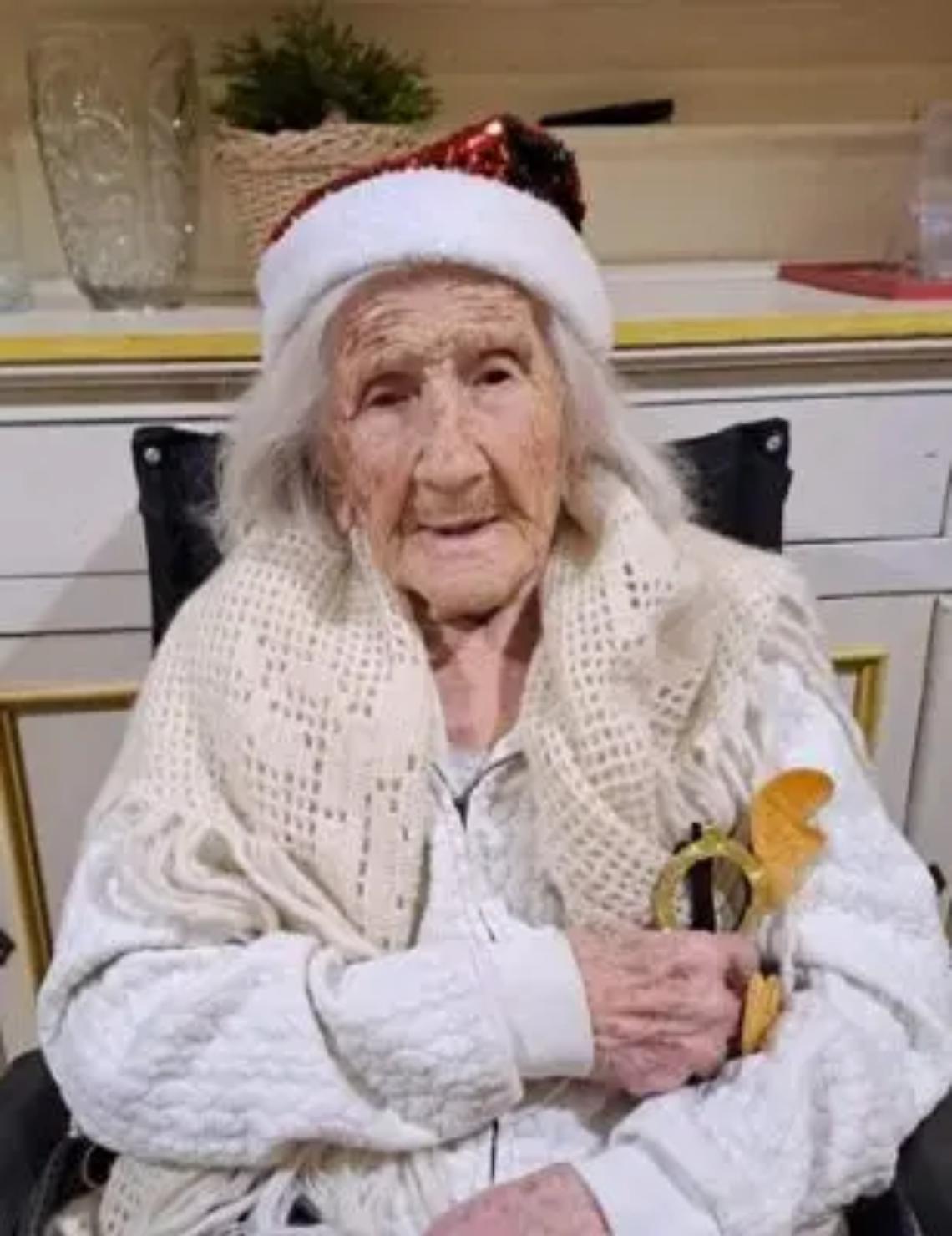 Fiori, torta e musica per i 110 anni della signora Fiorina