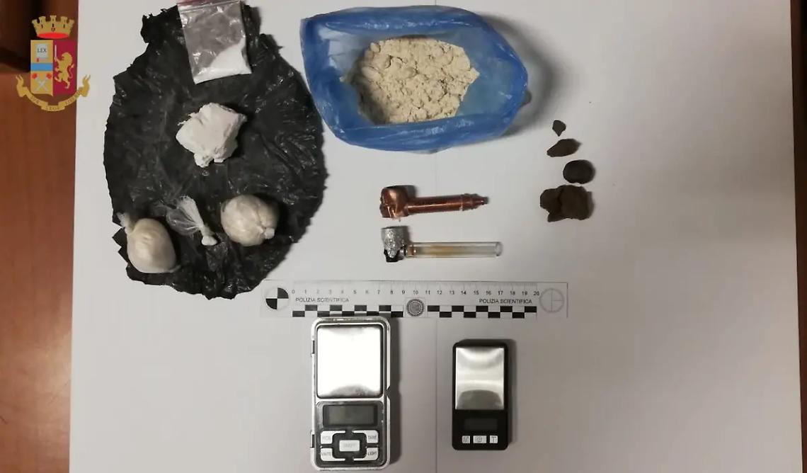 Spaccio di stupefacenti, 49enne in manette