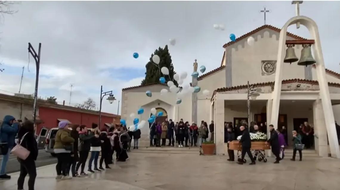 Palloncini in cielo per ricordare Sara