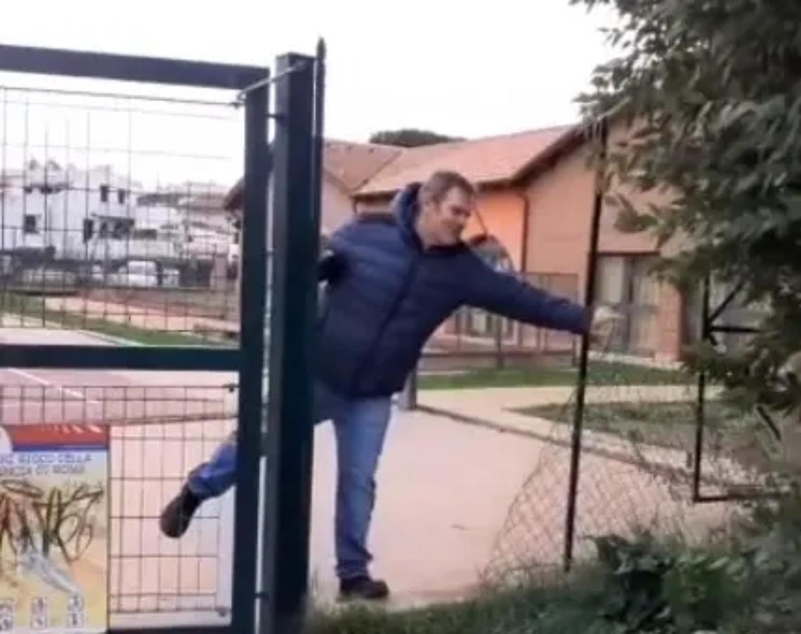 &laquo;Si ripristini la recinzione al parco di via Luni&raquo;