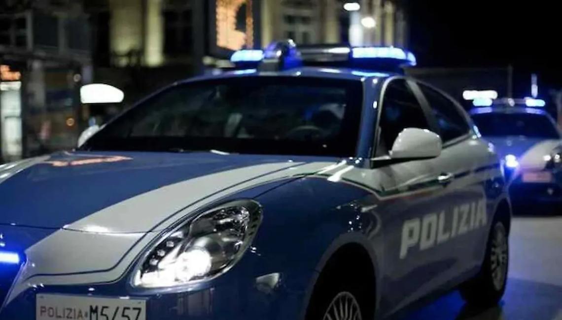Spara all&rsquo;ex moglie in strada e fugge via: la Polizia lo trova nascosto nell&rsquo;armadio