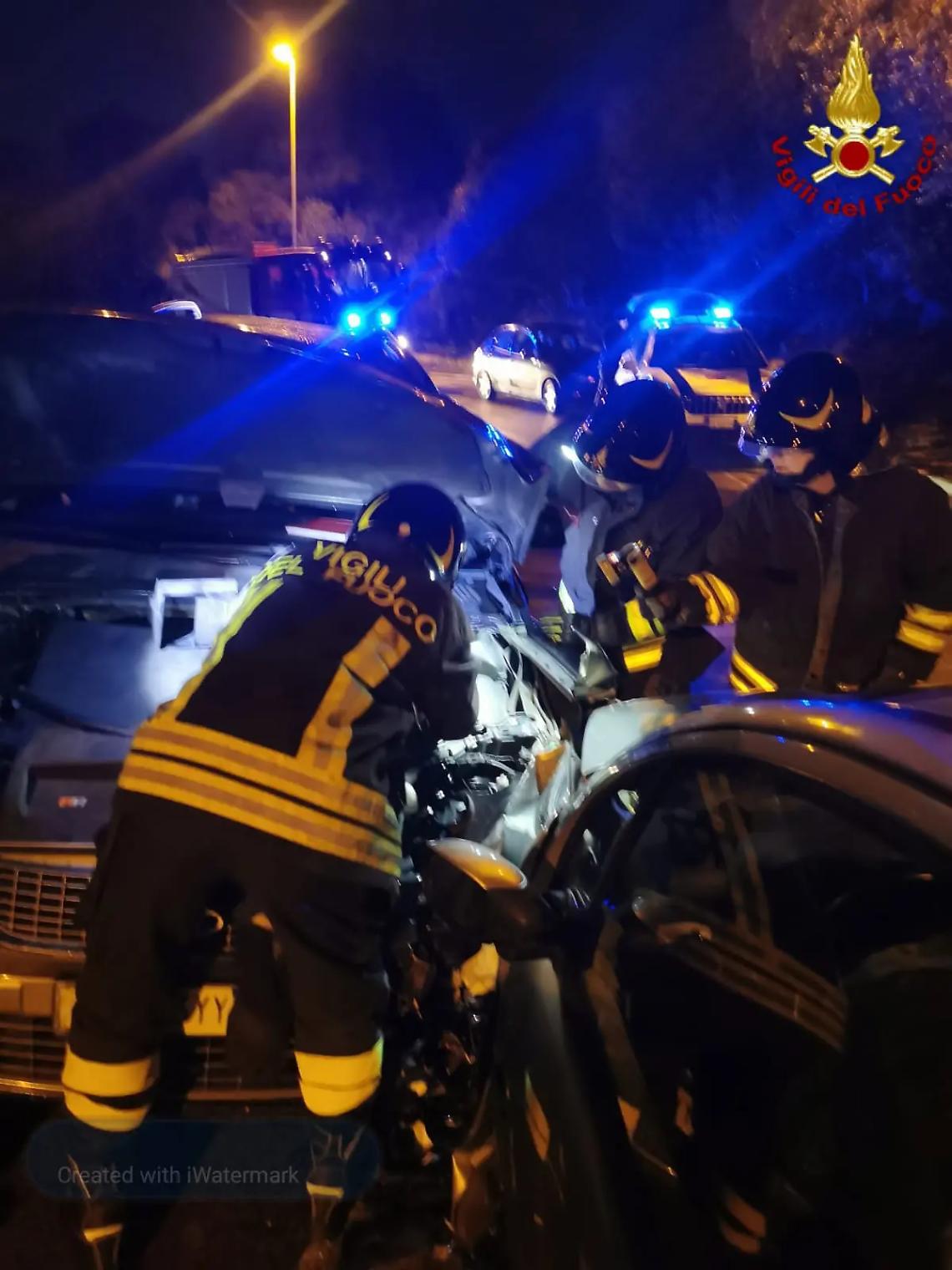 Frontale in via Archilde Izzi, intervento dei Vigili del fuoco