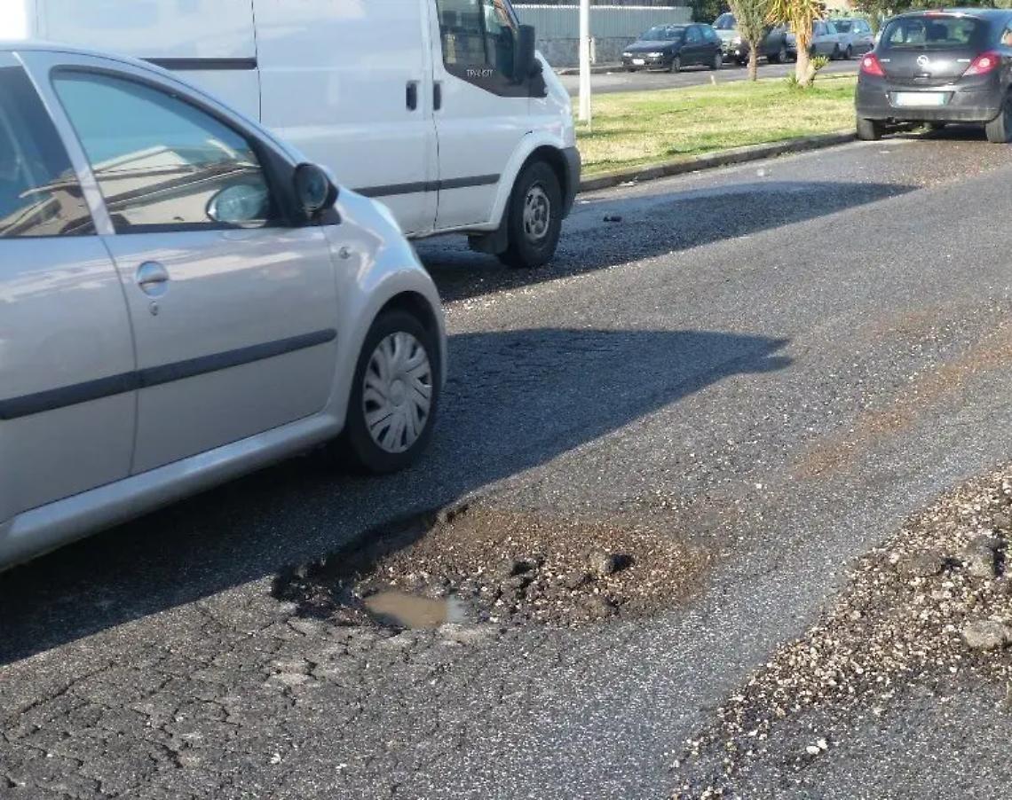 Piove e le strade si sgretolano