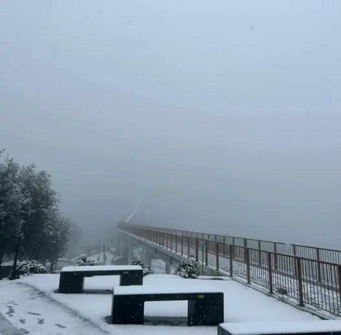 Lo spettacolo di Civita imbiancata dalla neve