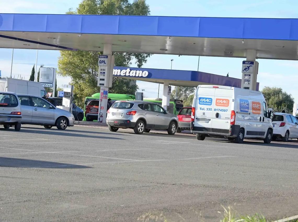 Sciopero, benzinai divisi e file alle pompe