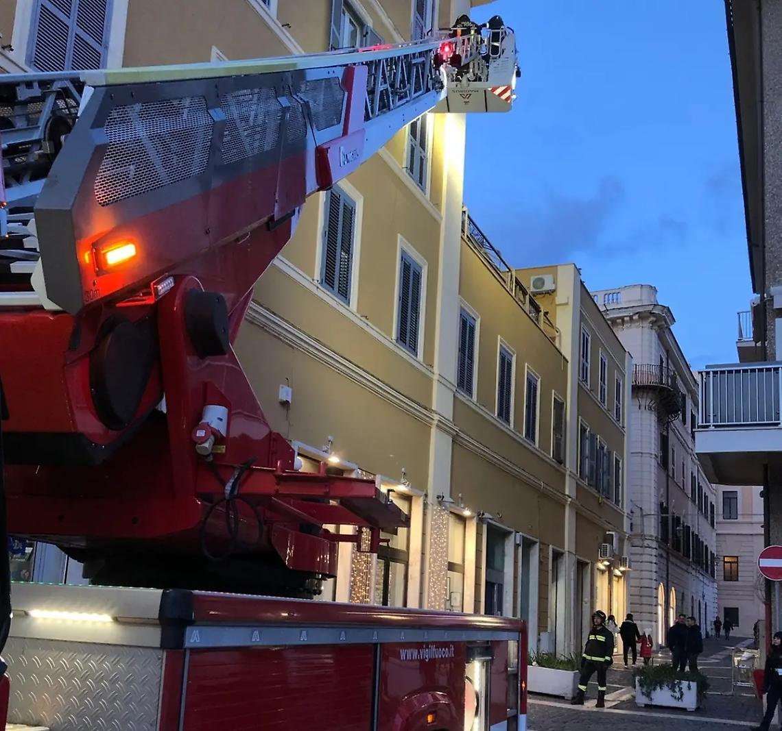 Si stacca parte di intonaco, paura a piazzale degli Eroi