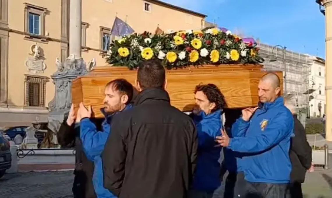 Tarquinia, la marcetta del Cristo risorto per dire addio a Benedetto Medici