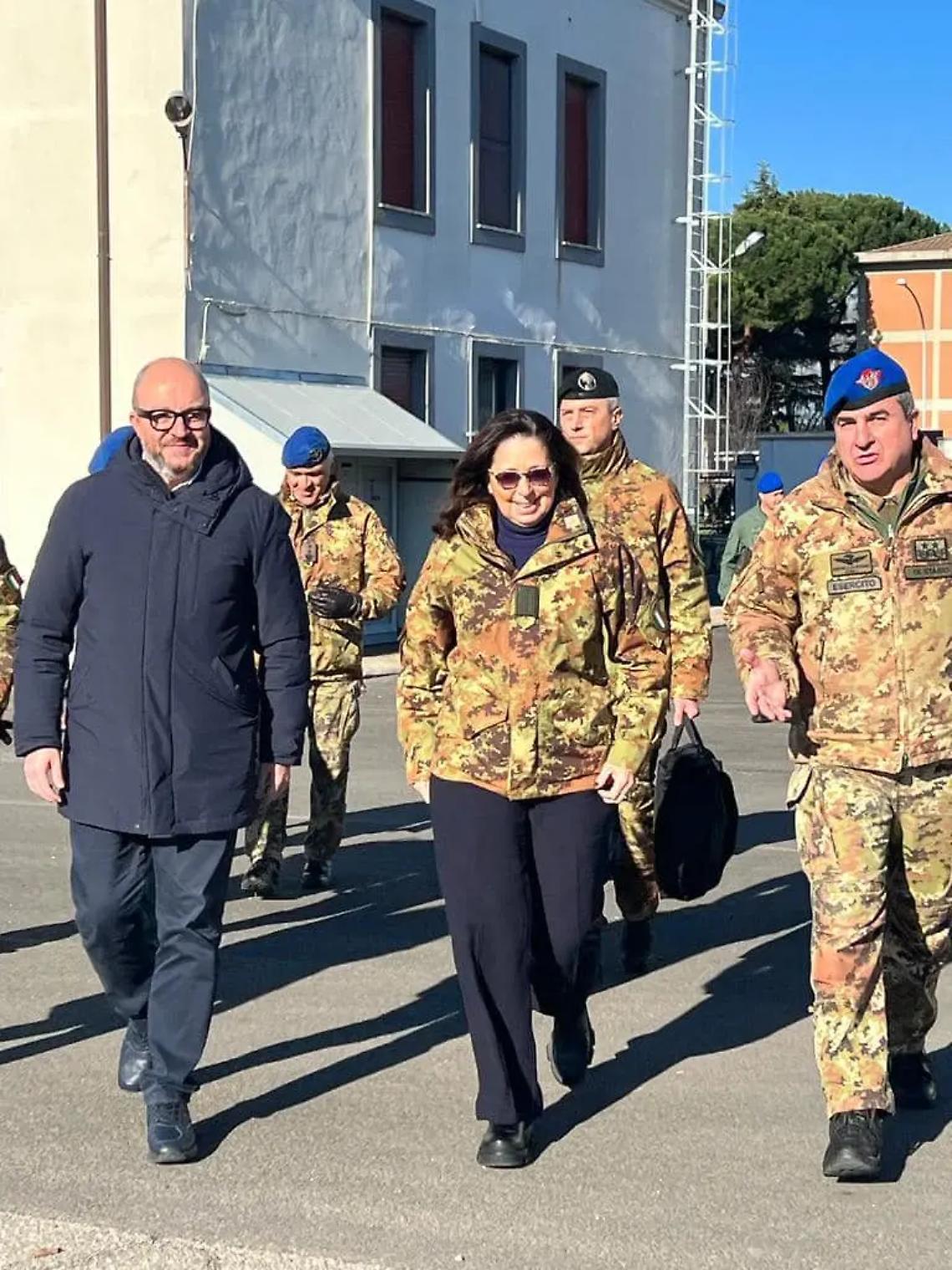 Il sottosegretario Isabella Rauti (Fdi) a Viterbo visita il Centro Addestrativo Aviazione dell&rsquo;Esercito.