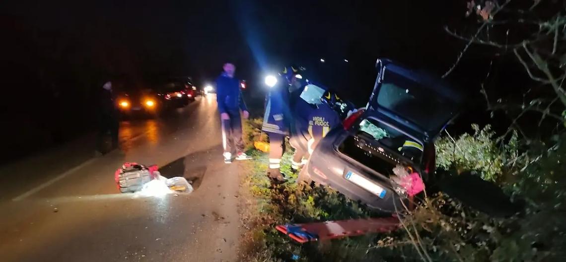 Auto si scontra con un trattore