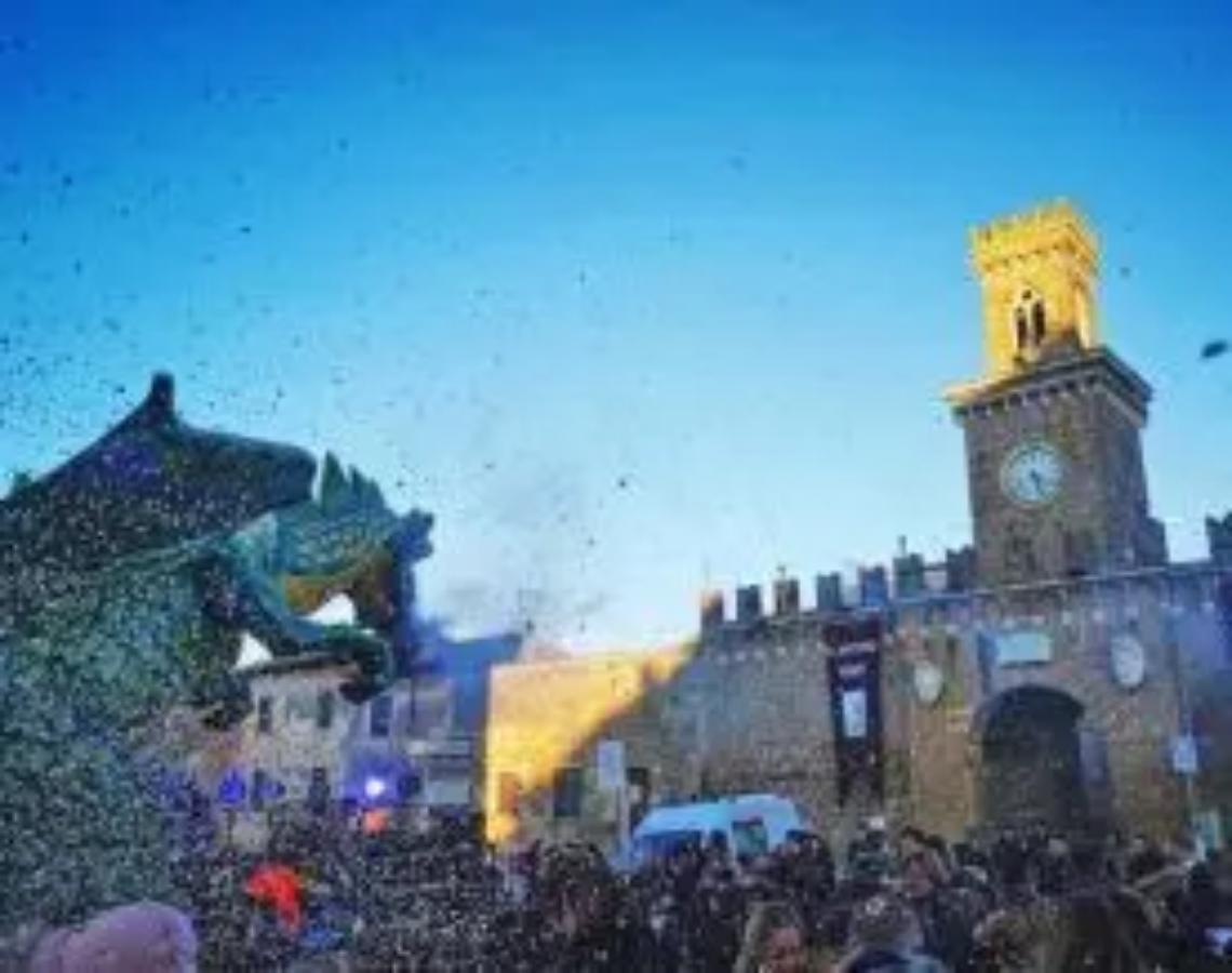 Carnevale, bene la sfilata dei carri