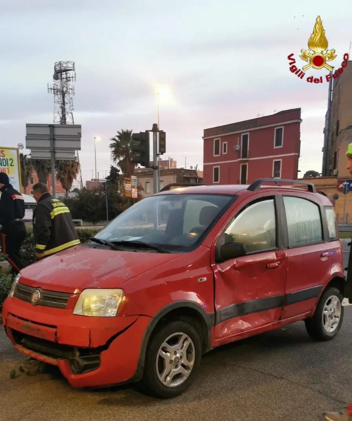 Con l'auto contro il muro della caserma dei Vigili del fuoco: paura per un civitavecchiese