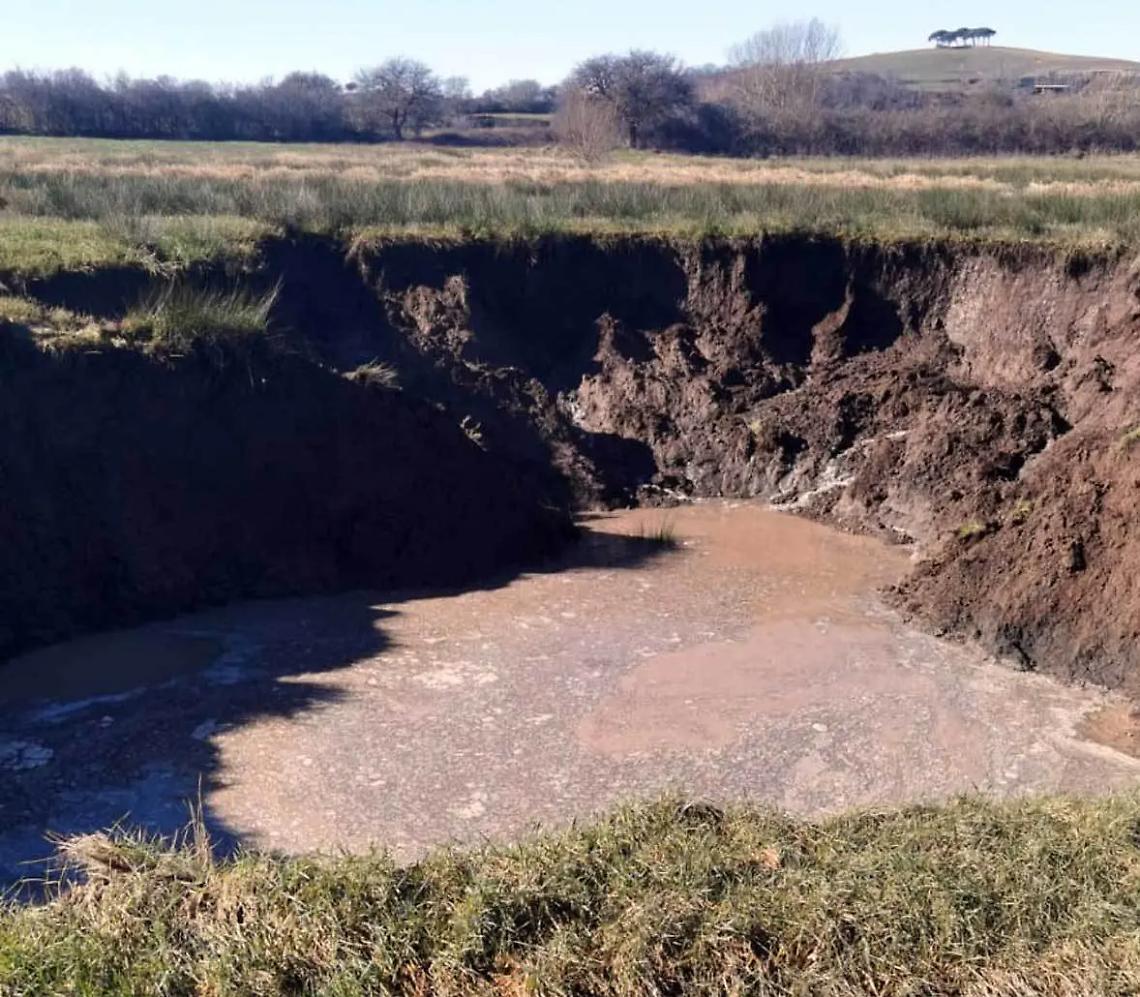 Enorme voragine vicino alla strada, chiusa la provinciale 118