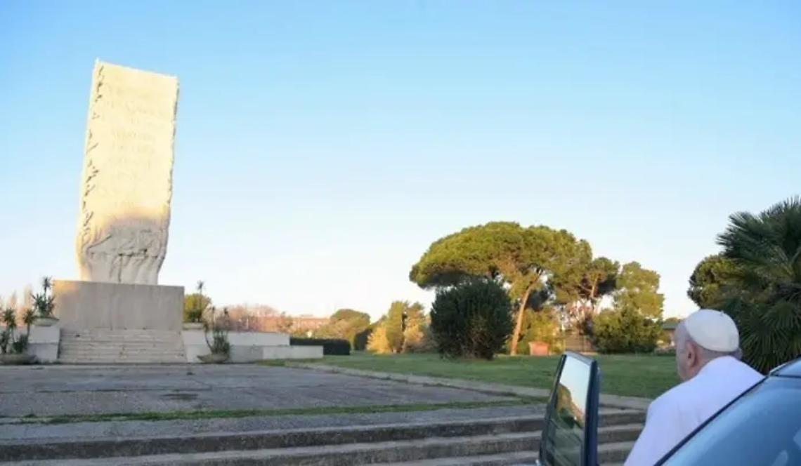 La toccante preghiera di Papa Francesco in aeroporto davanti al monumento ai caduti di Kindu