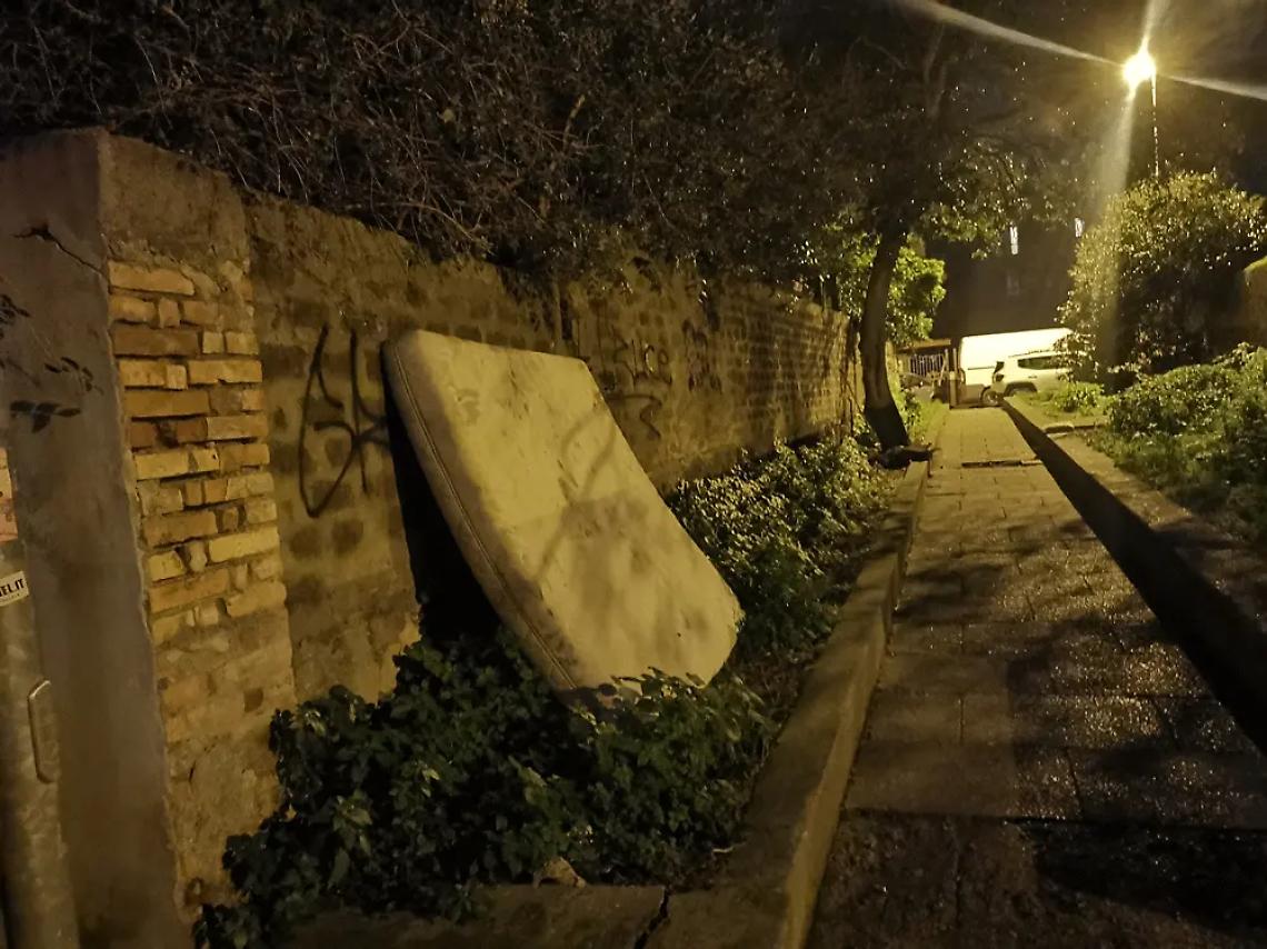 Ancora degrado in centro: materasso abbandonato a via Leopoli