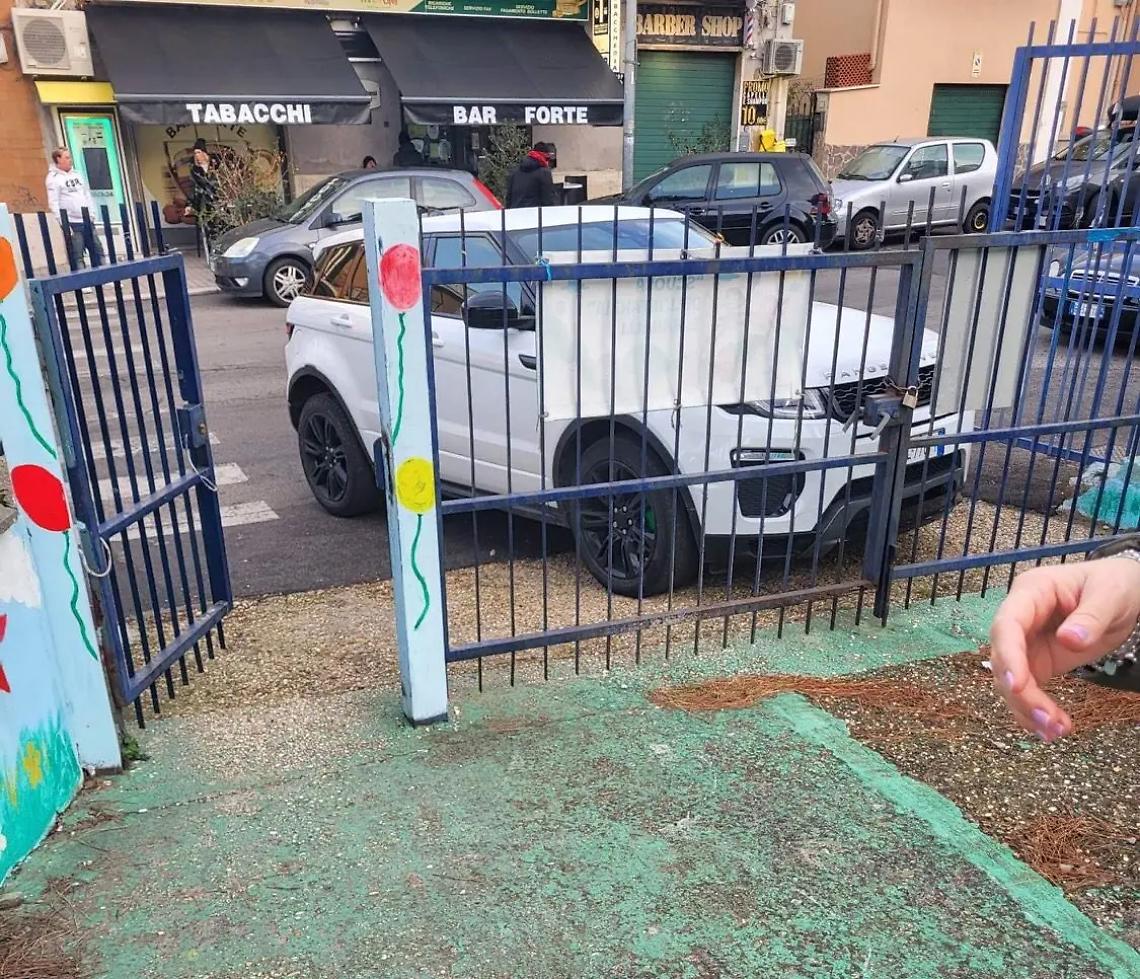 Sosta selvaggia davanti alla scuola Ranalli