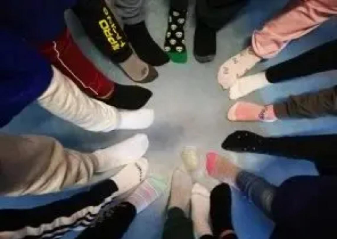 Piccoli alunni festeggiano la Giornata dei calzini spaiati