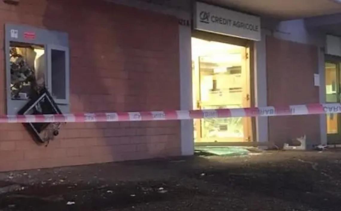 Viterbo: fanno saltare il bancomat e scappano con i soldi
