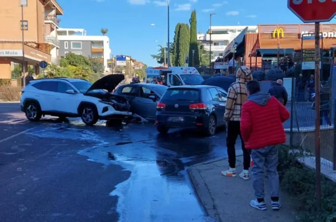 Viterbo: tre auto coinvolte in uno scontro a Villanova una prende fuoco, due i feriti