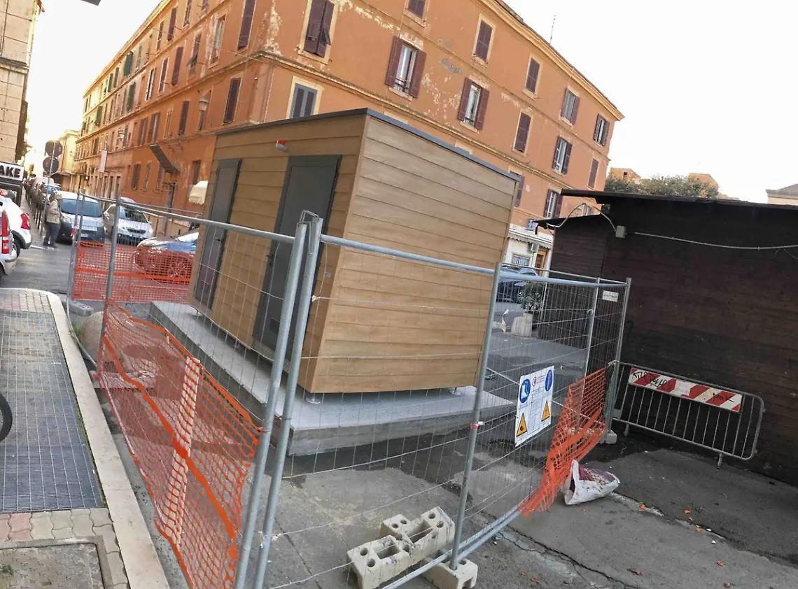 Mercato, gli operatori: &laquo;Senza bagno da quasi un mese&raquo;