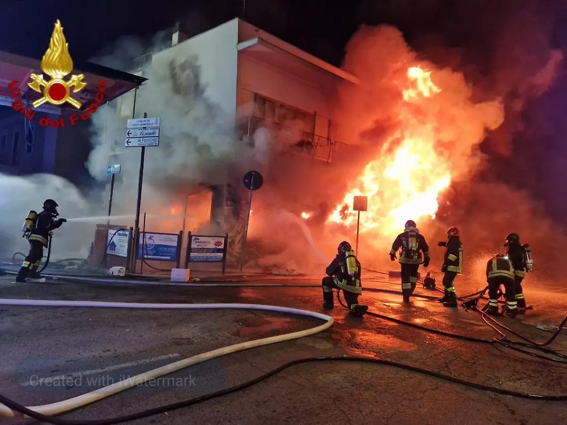 Santa Marinella, attivit&agrave; commerciale in fiamme: evacuate le abitazioni ai piani superiori IL VIDEO