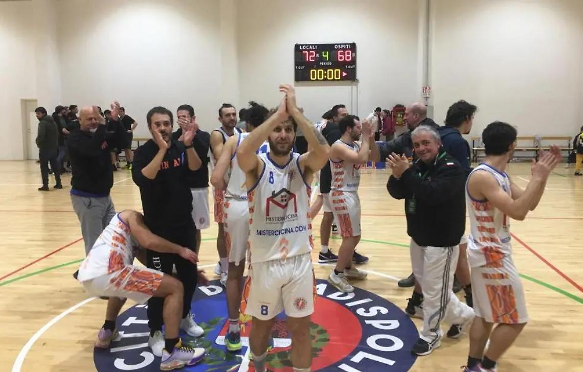 La Dinamo non sbaglia e vince lo scontro diretto