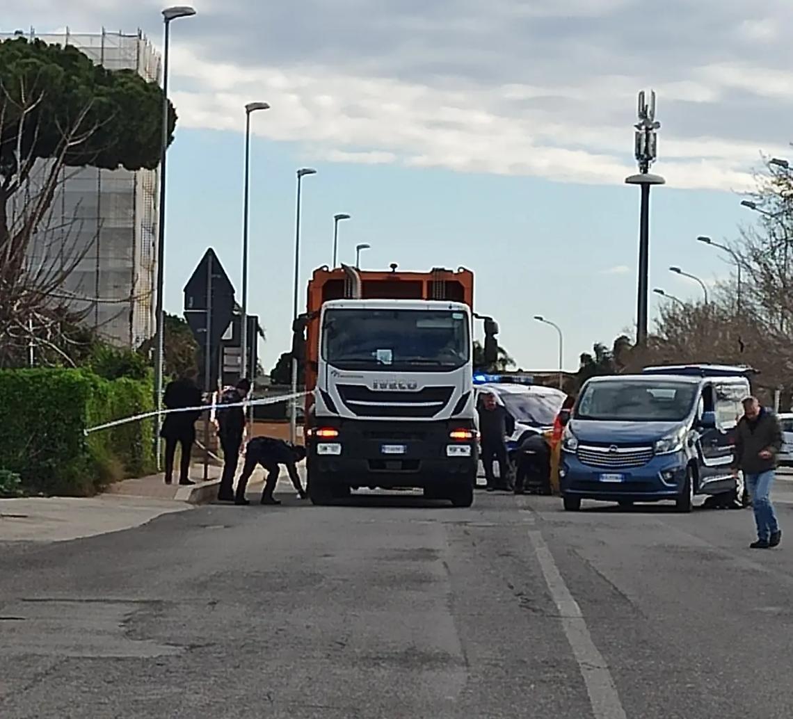 Travolta dal camion dei rifiuti: la signora Rosa perde la vita