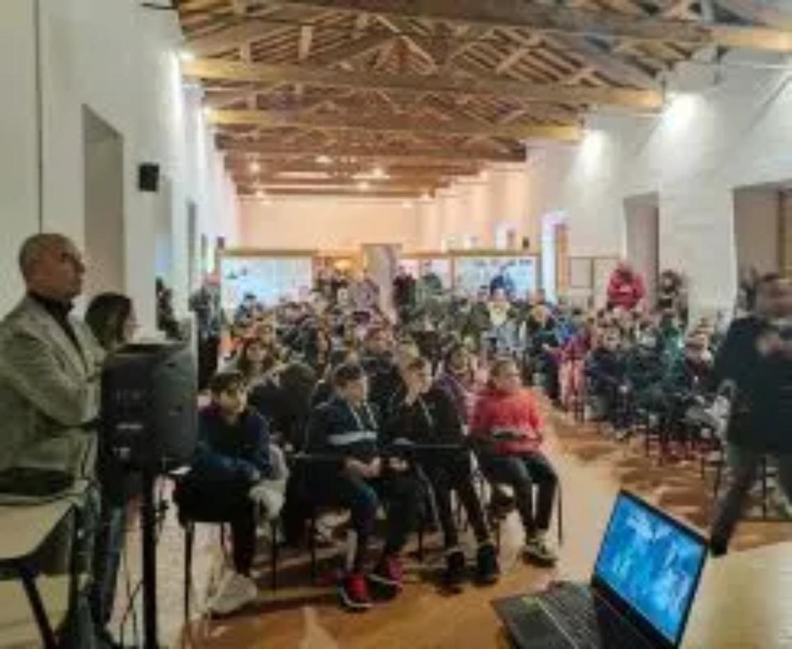 Truffe agli anziani e rischi sui social: in molti all&rsquo;incontro con la polizia