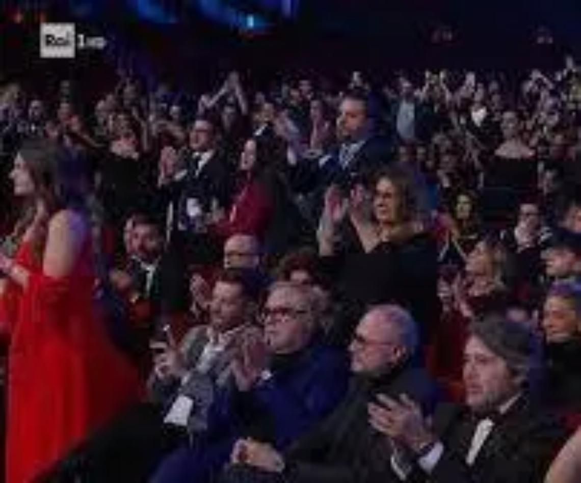 Sanremo, pubblico in piedi per Marco Mengoni e stasera tutti a teatro a Ronciglione a tifare per lui