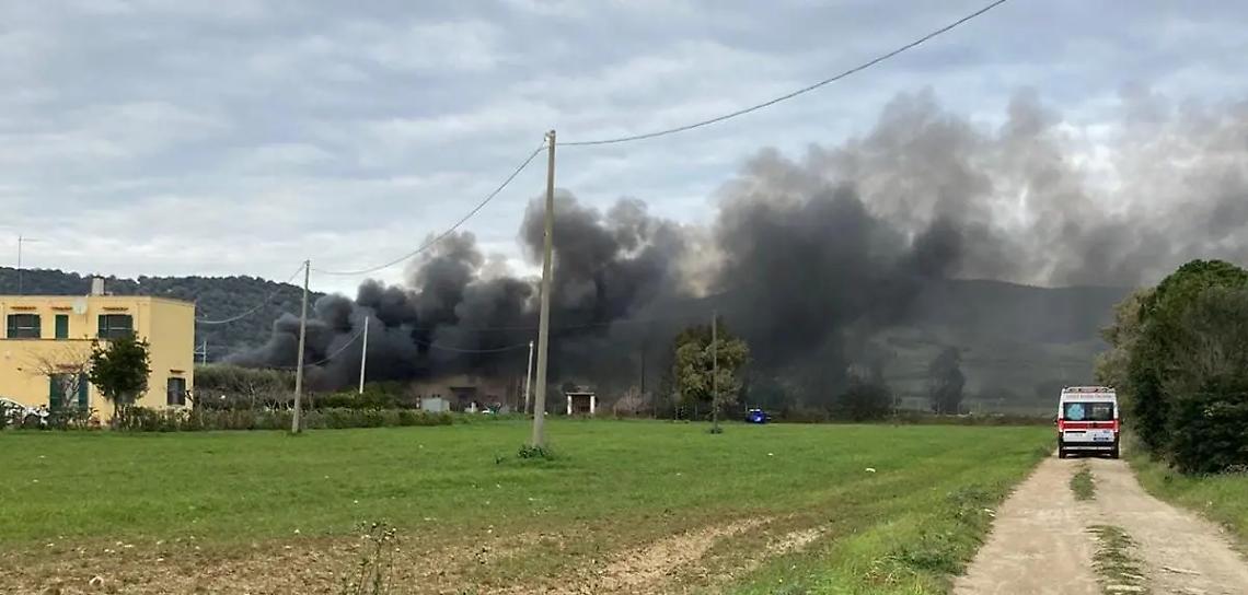 Incendio a Santa Severa nei pressi della sede della Croce rossa: interrotta per qualche minuto la linea ferroviaria